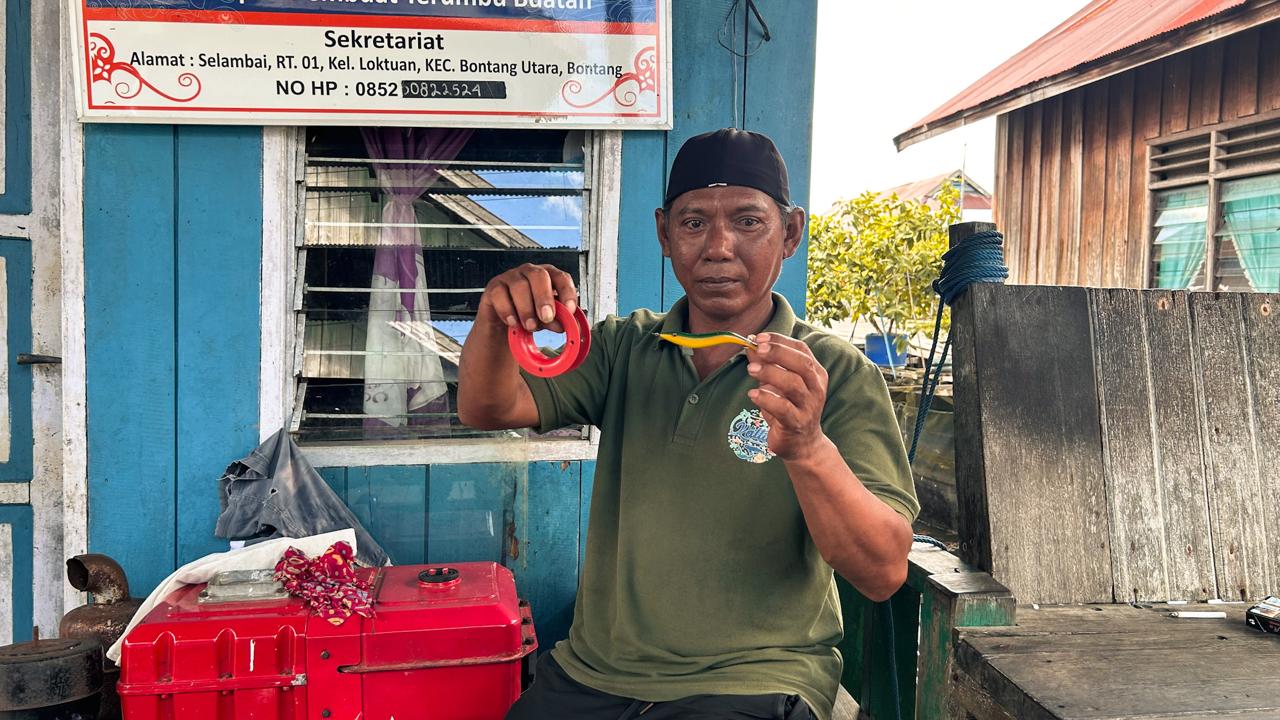 Jusman menunjukkan foto alat pancing cumi atau biasa disebut squid jig, yang aman untuk lingkungan. (Fitri Wayuningsih/Kaltim Today).